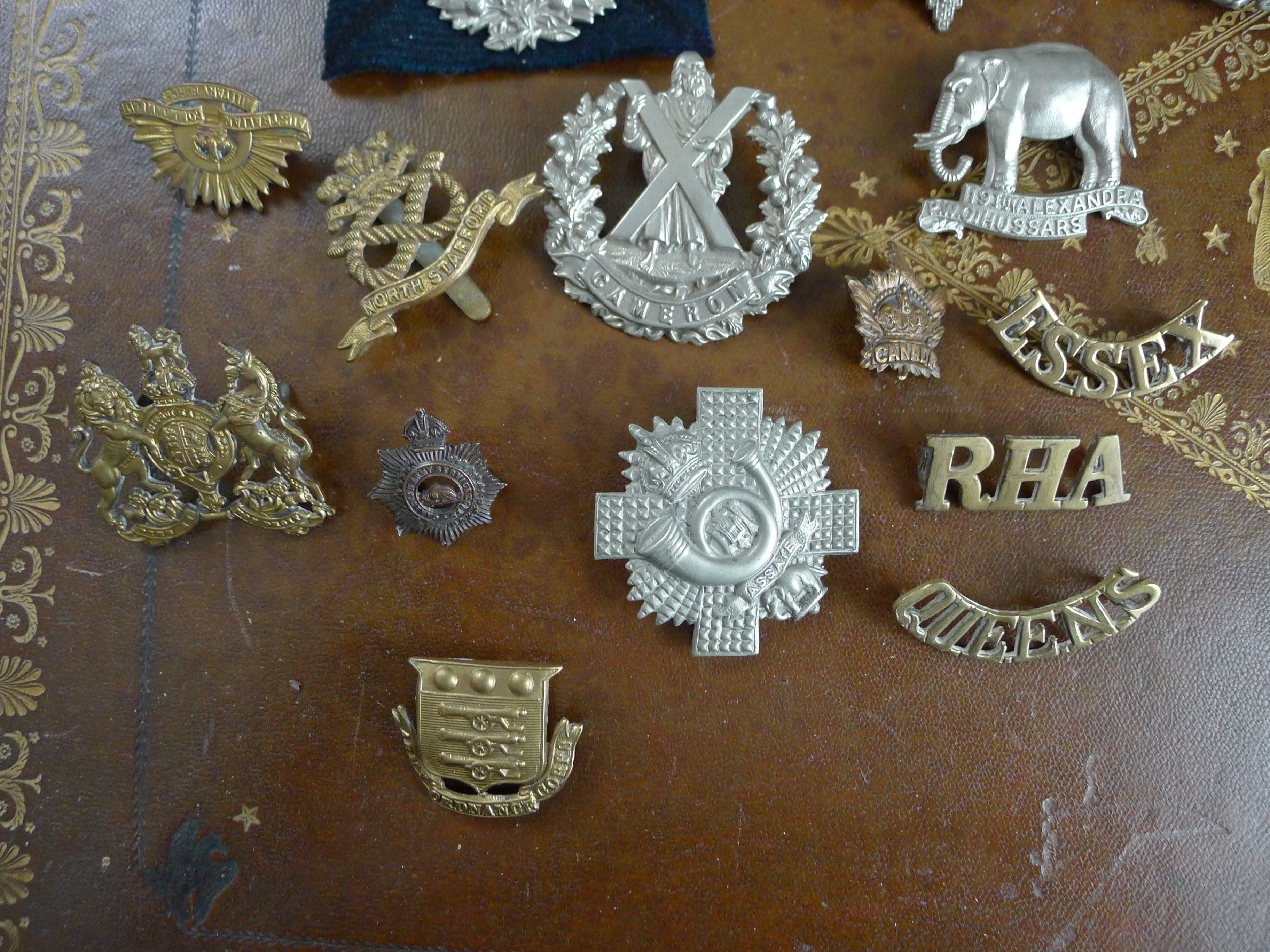 Lot de cap badges à identifier et estimer 9mtf