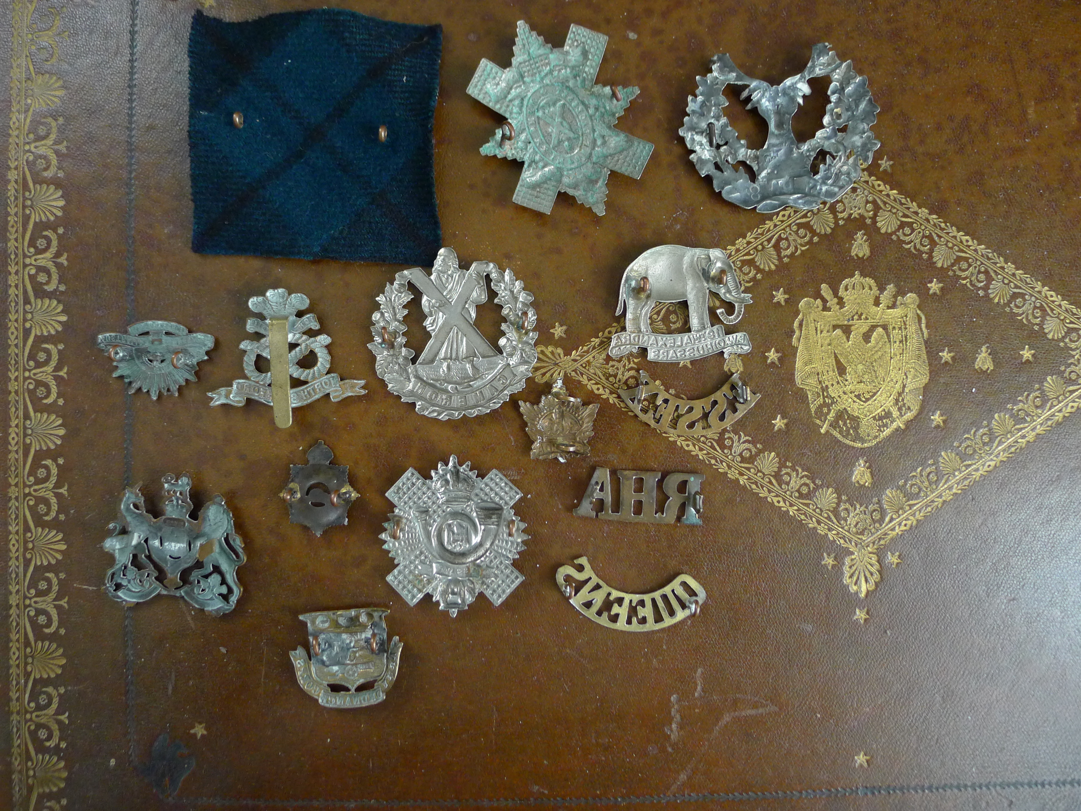 Lot de cap badges à identifier et estimer Fmk6