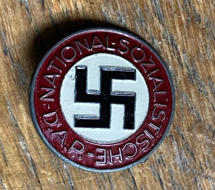 Identifícation et estimation badge NSDAP Q23c