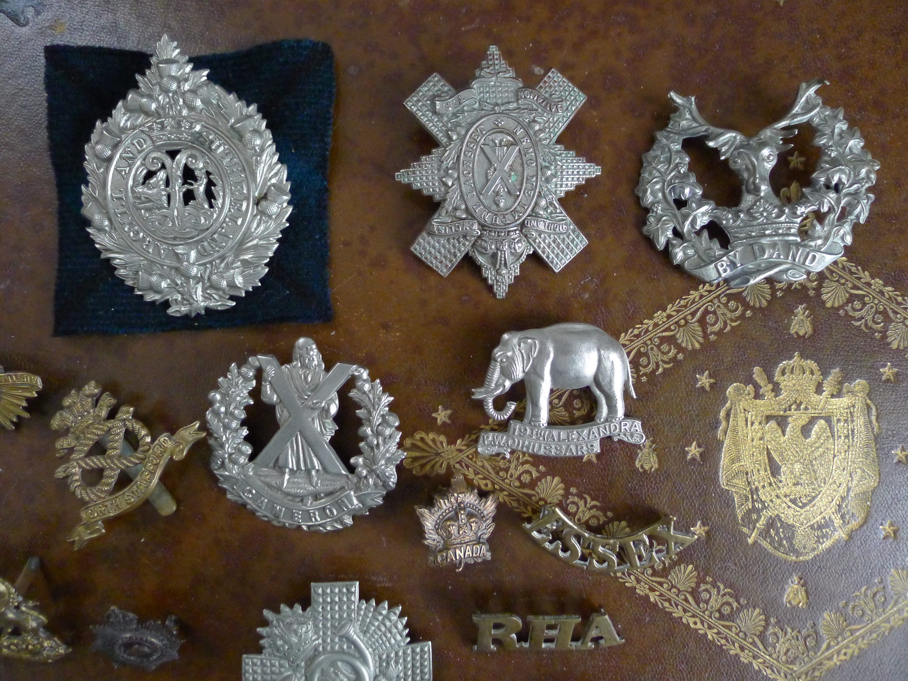 Lot de cap badges à identifier et estimer Ztyg