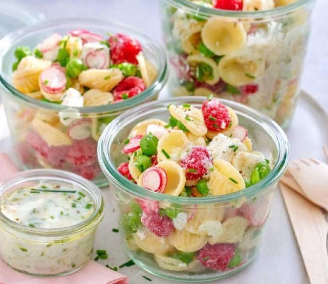 Salade de pâtes/petits pois/radis/framboises 65o0