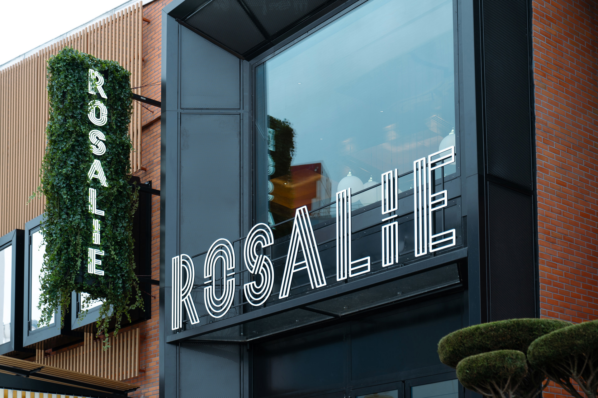 Restaurant Rosalie (remplaçant du café MICKEY au Village) - Page 9 Xfyn