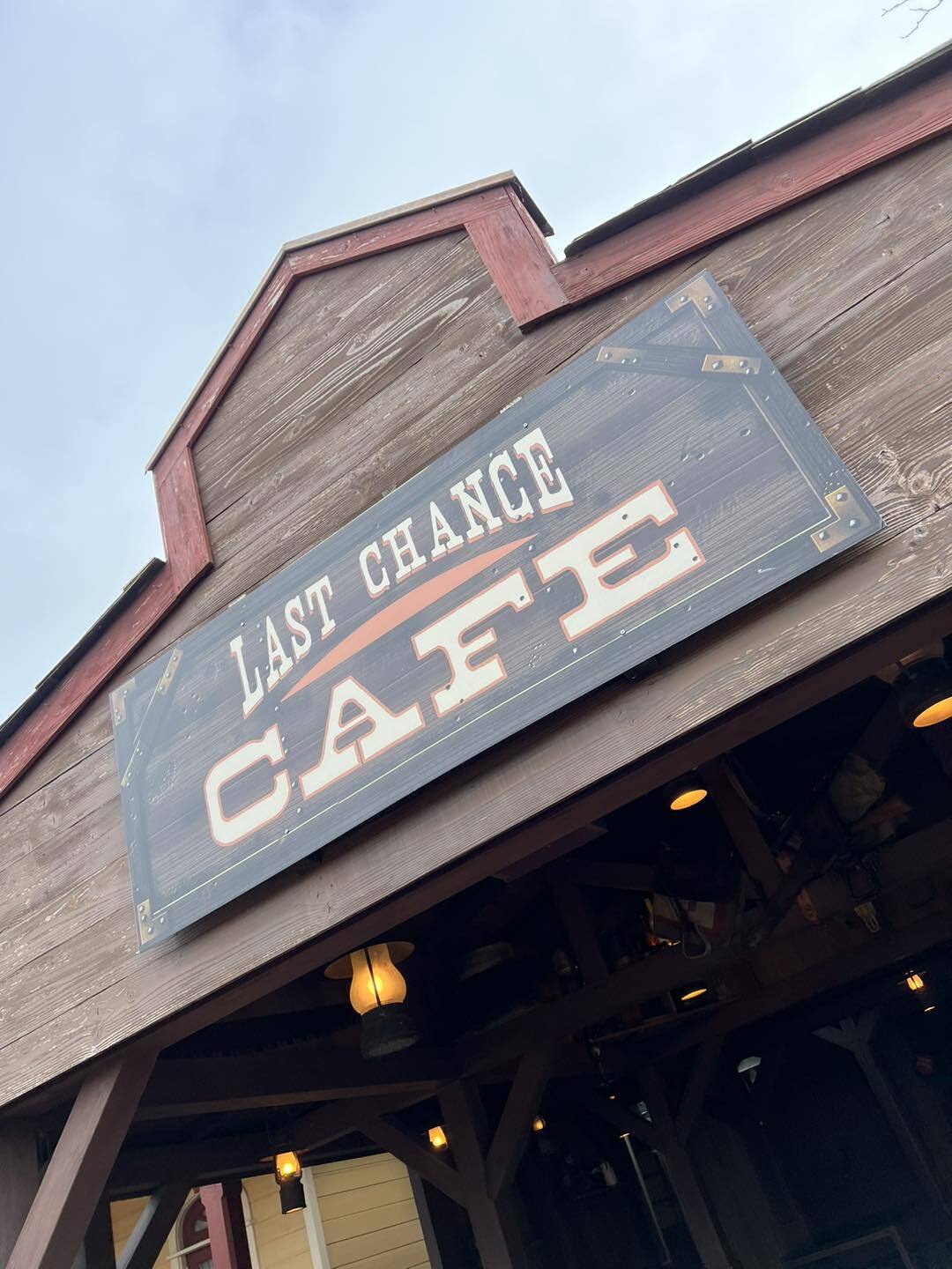Last Chance Café (Disneyland Parc) - Page 3 Puuv