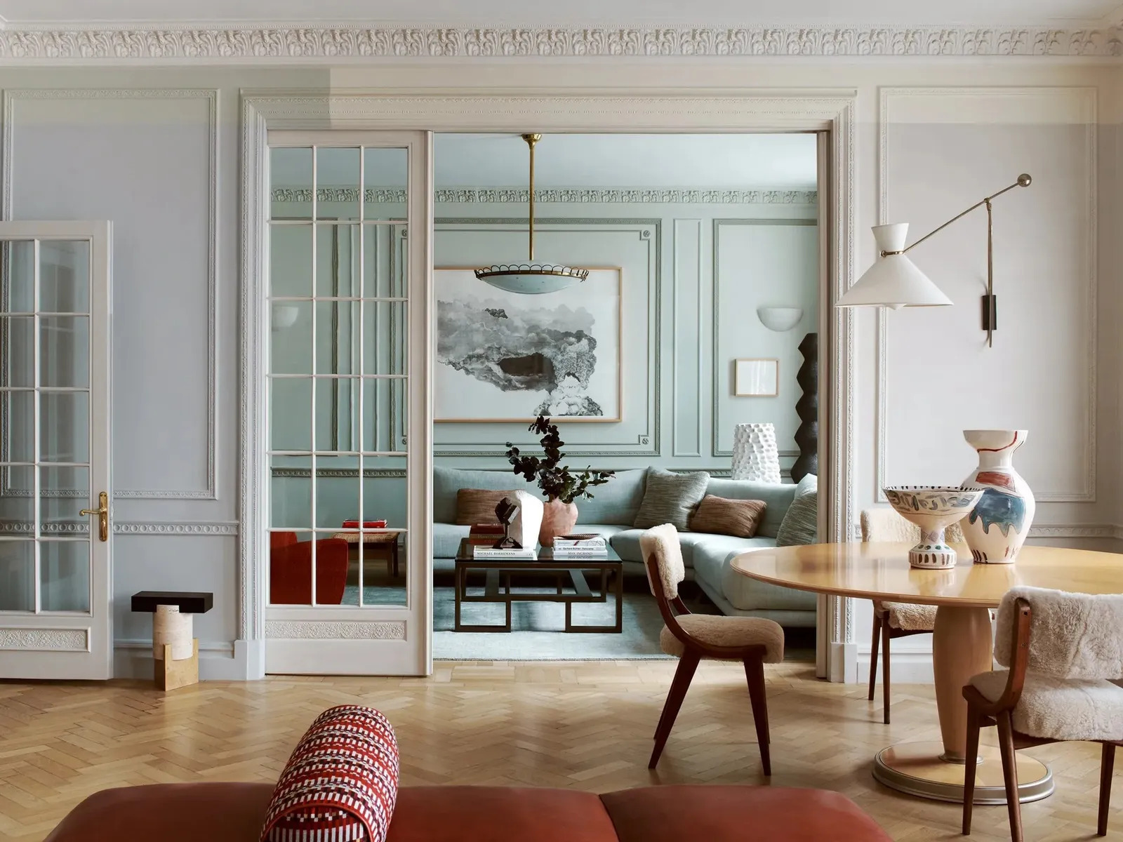 Decorative mouldings in Haussmann-style apartments in Paris