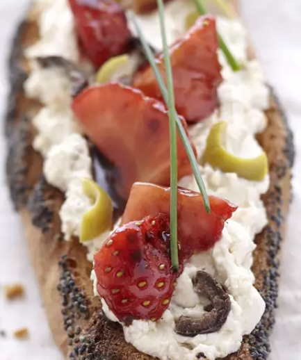 Tartines pavot/fraises/vinaigre balsamique/olives Vhrw