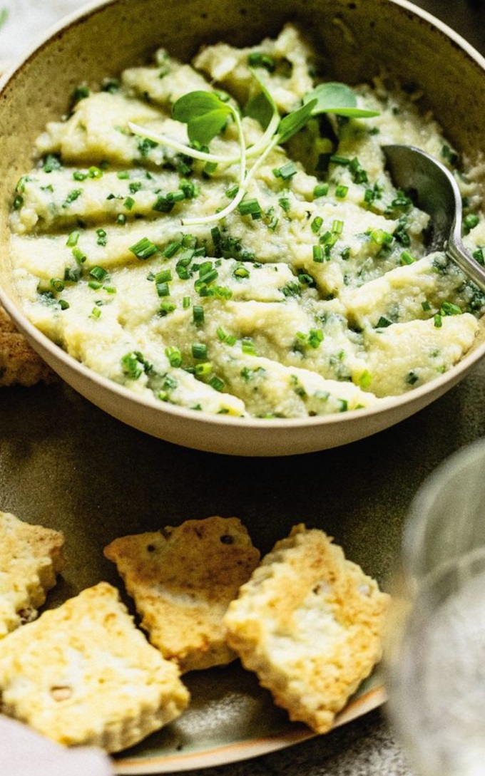 Purée de fonds d'artichauts à l'ail rôti, crackers pommes de terre/sarrasin N9sd