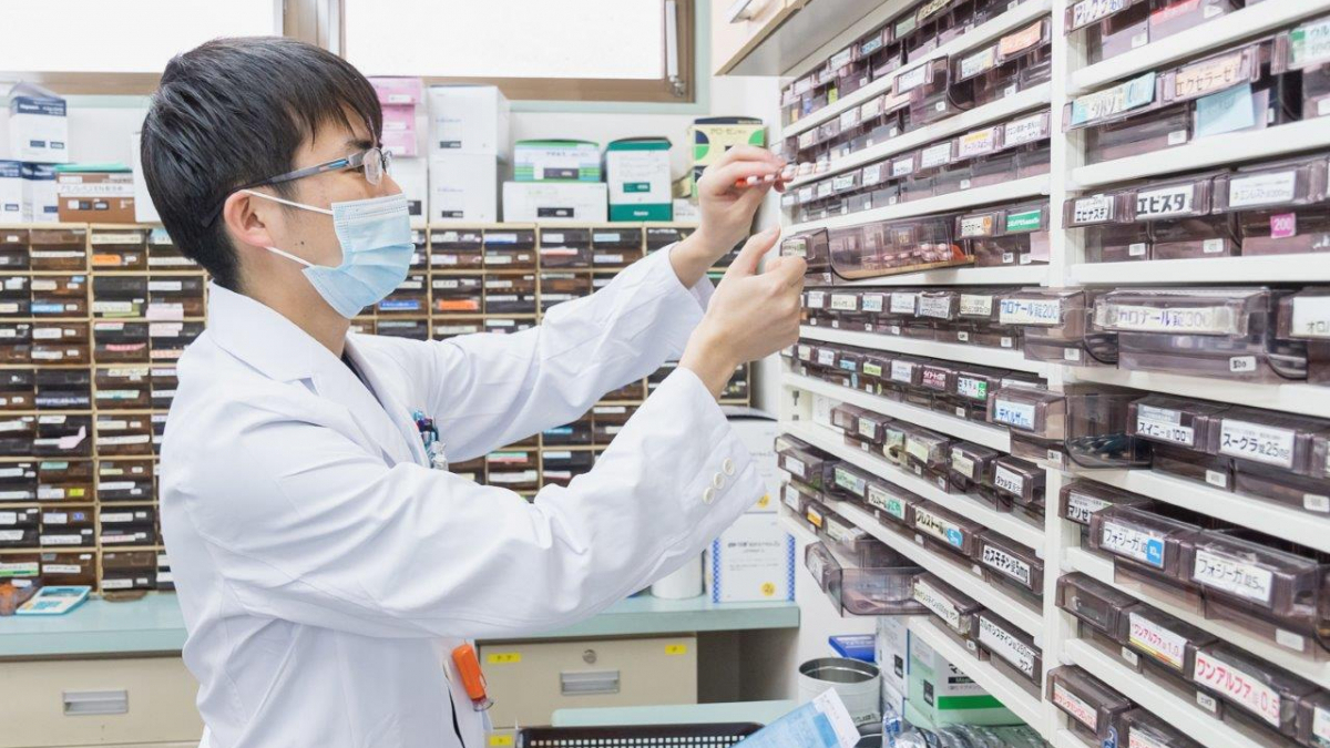 Augmentation des stocks de médicaments locaux dans une pharmacie de quartier à Siwa, photographie, 2009.