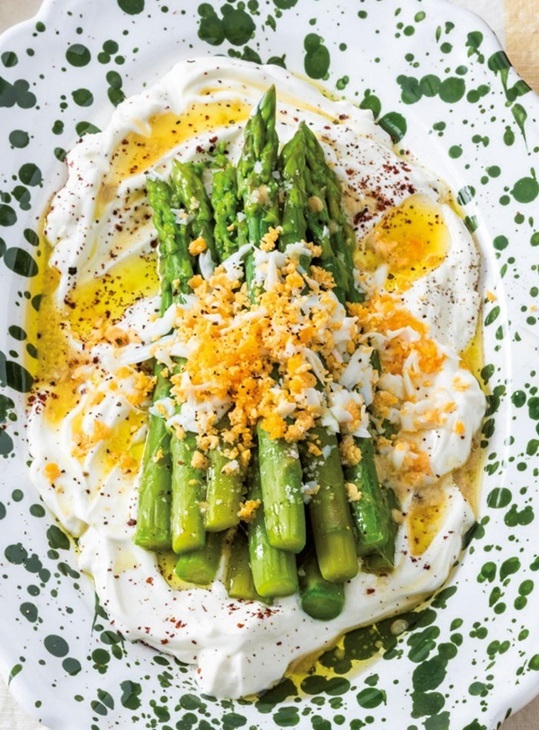 Asperges aux œufs râpés et vinaigrette au citron Rejt