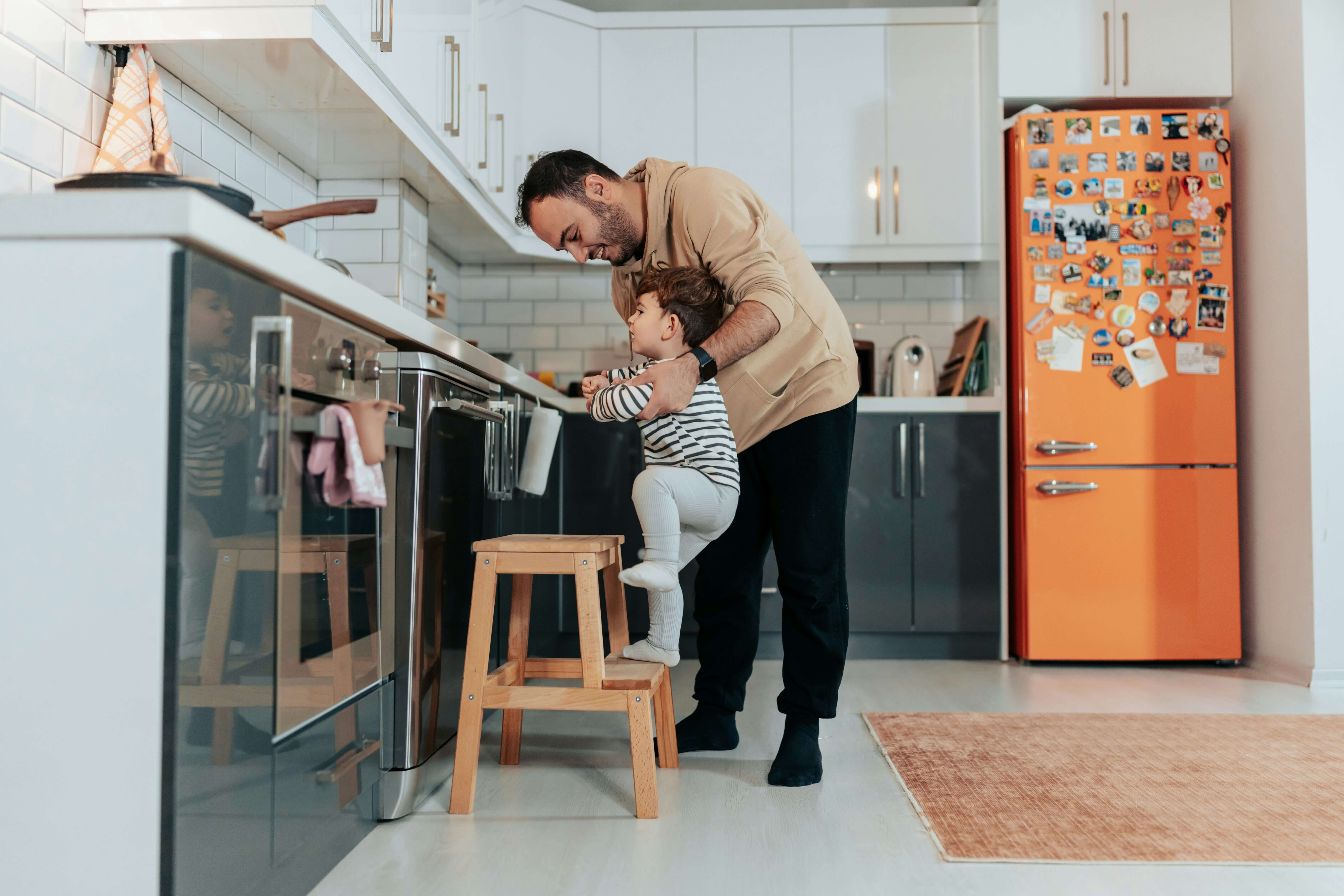 Père et enfant dans la cuisine : appartement familial