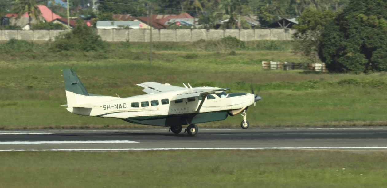 Des Avions en TANZANIE. - Page 10 942w