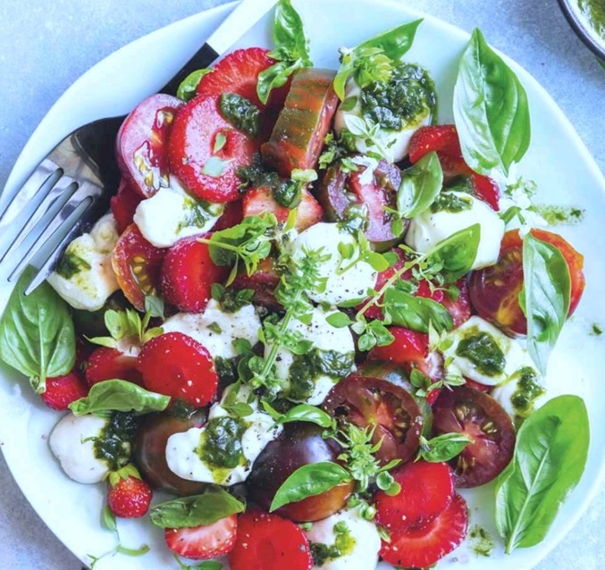 Salade tomates/fraises/burrata/pistou Mmue