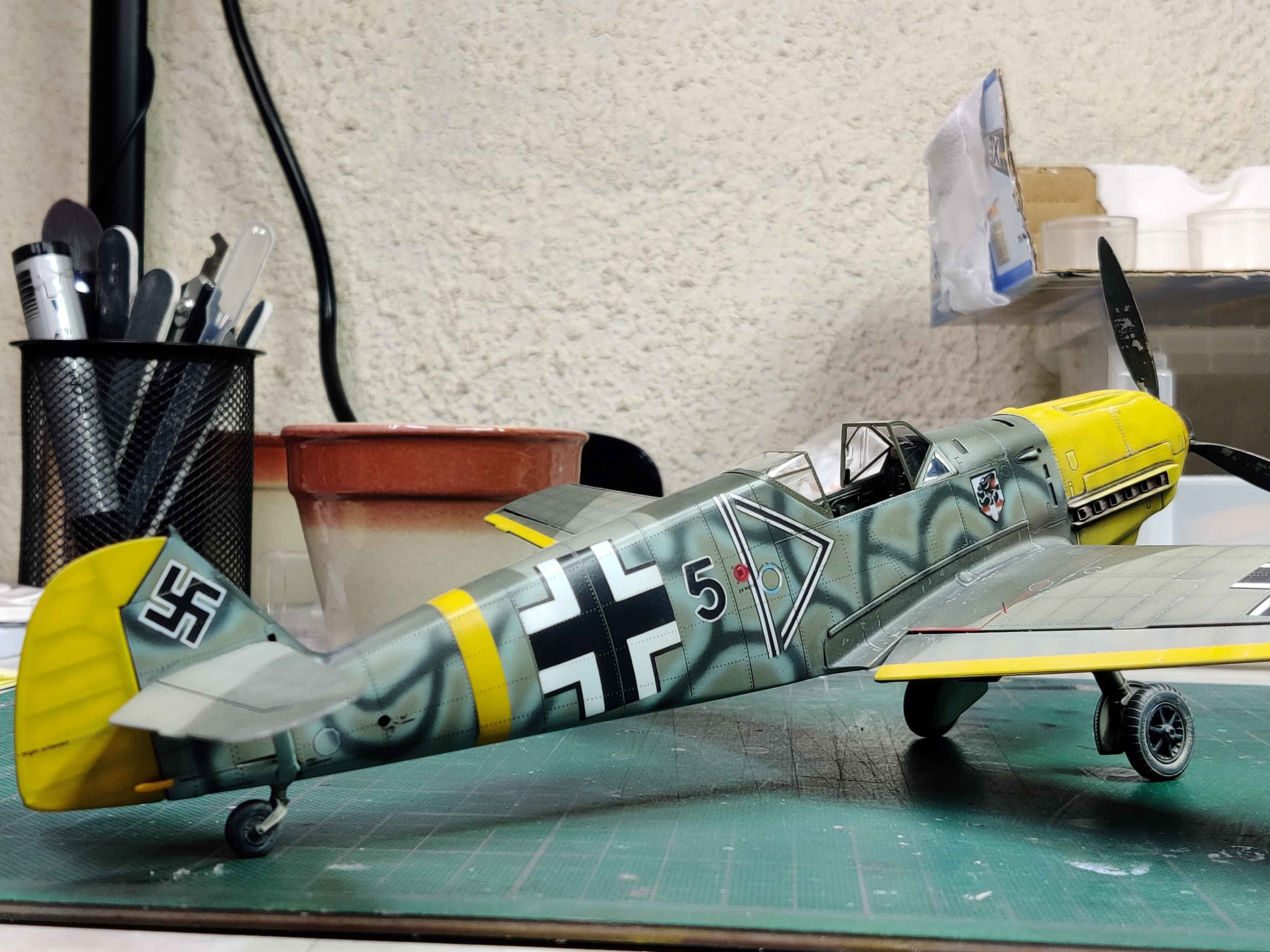 [TRUMPETER] 1/32 - Messerschmitt Bf 109 E-4   -  Stab II./JG54  (bf109) - Page 7 Sy50