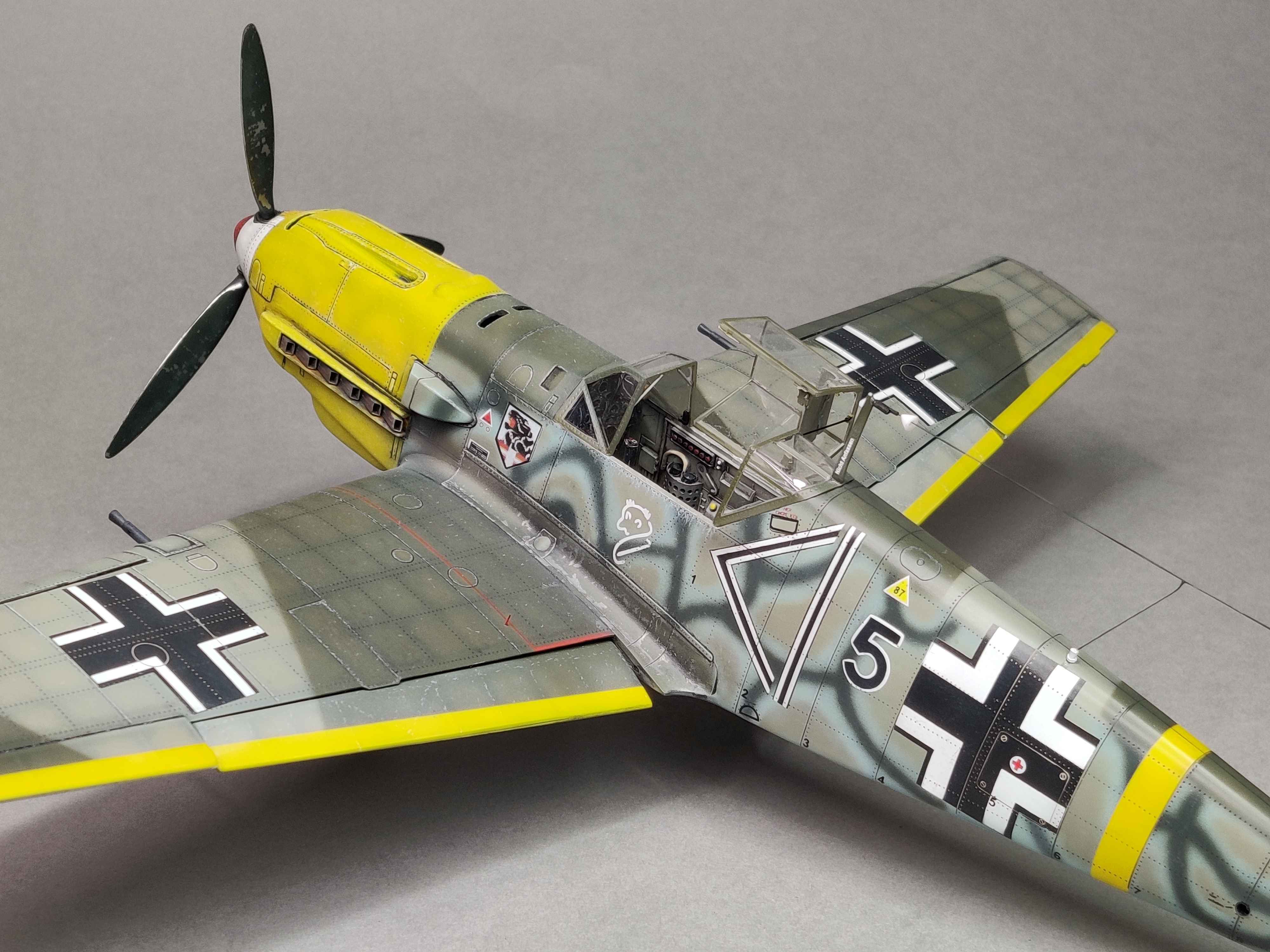 [TRUMPETER] 1/32 - Messerschmitt Bf 109 E-4   -  Stab II./JG54  (bf109) - Page 8 Wzez