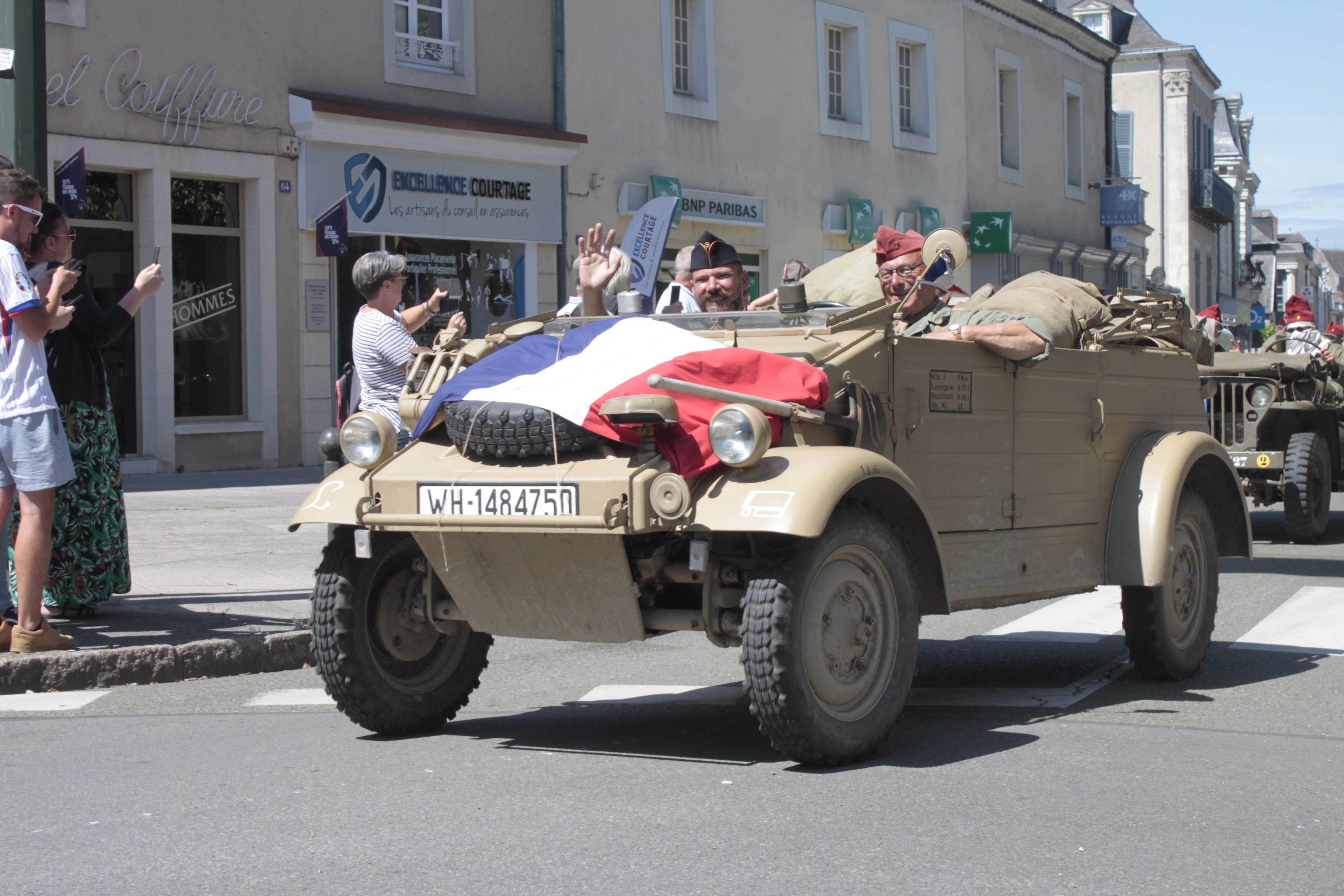 Défilé et cérémonie - commémorations des 80 ans du passage de la 2ème DB 9w0x