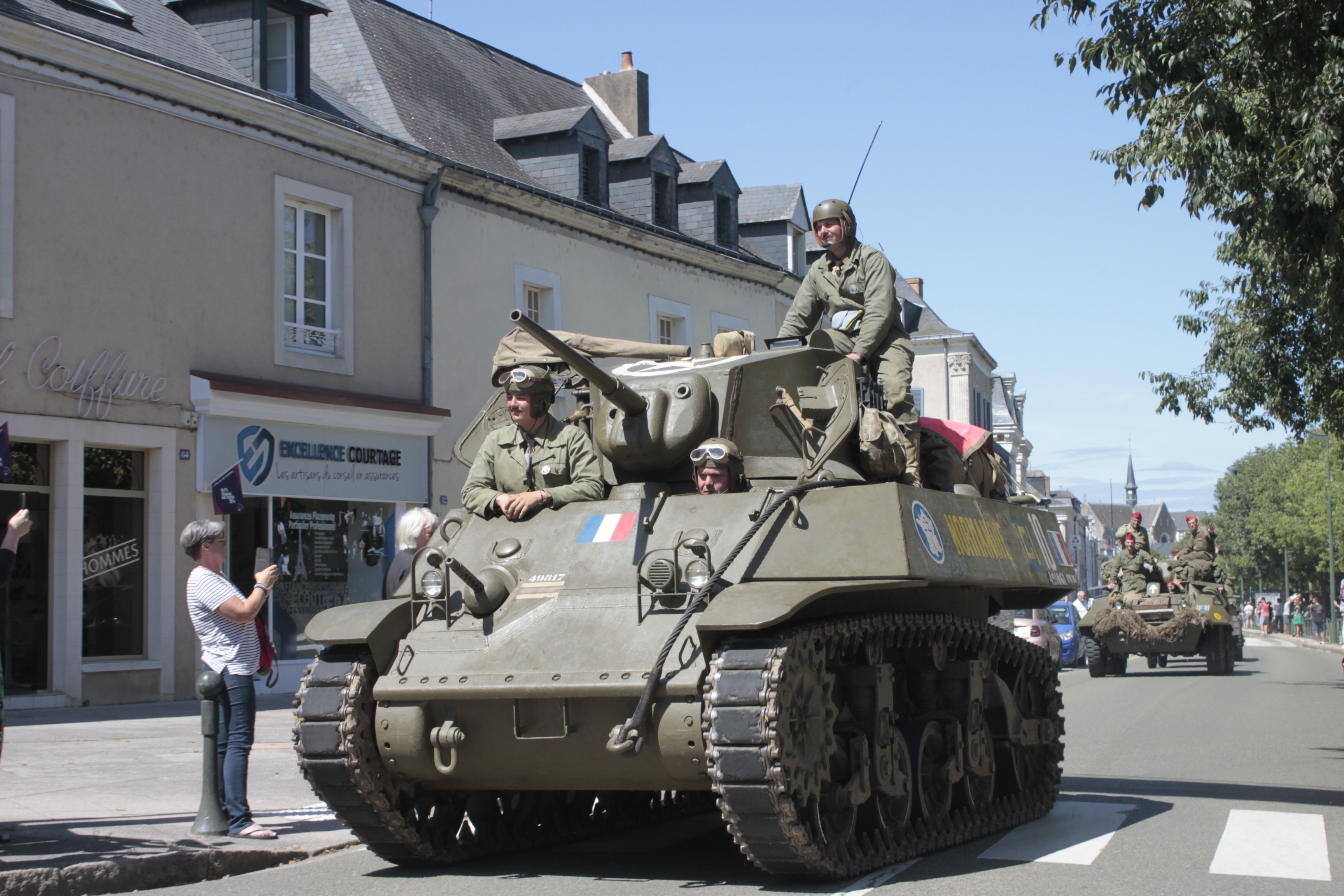 Défilé et cérémonie - commémorations des 80 ans du passage de la 2ème DB Ag7b