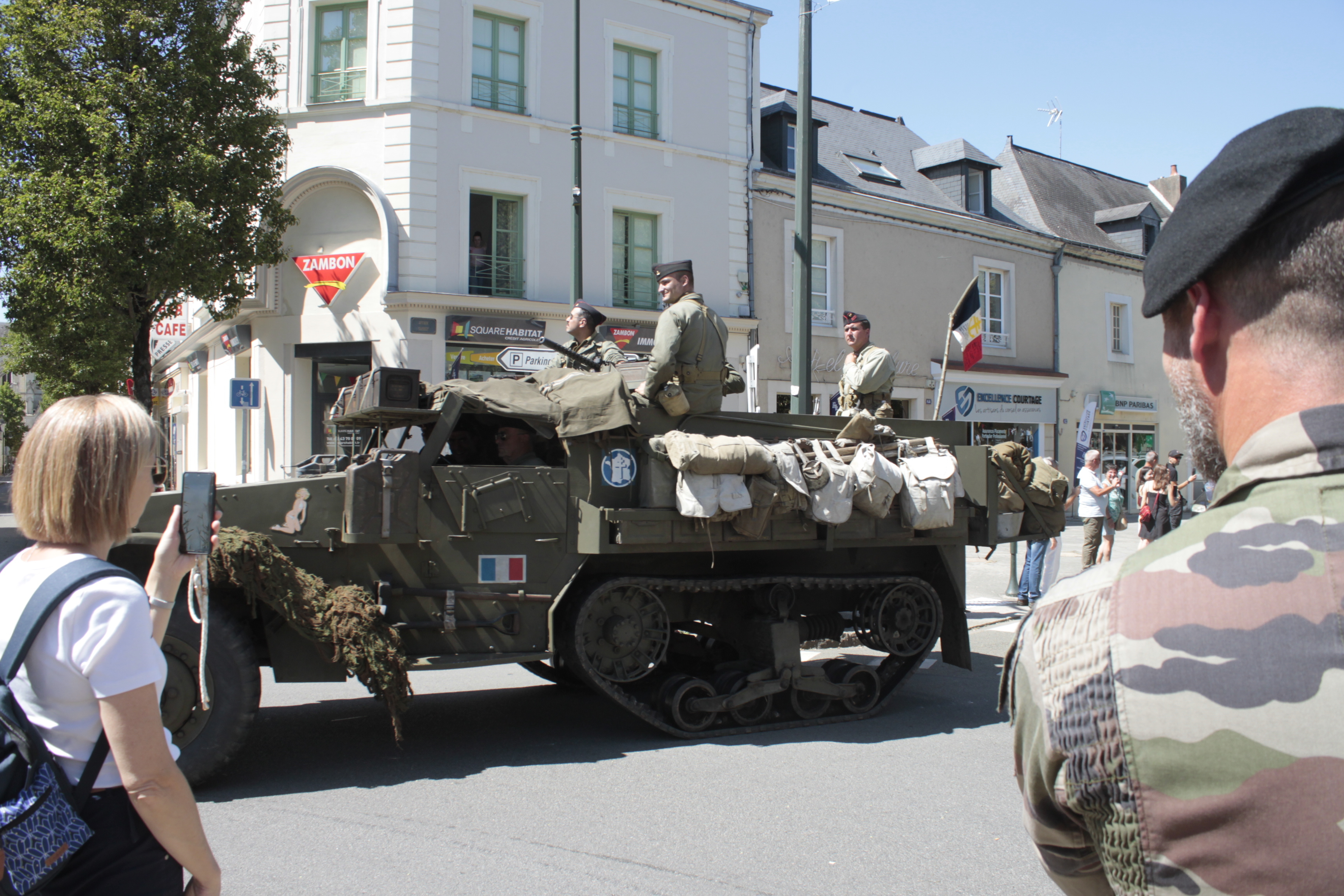 Défilé et cérémonie - commémorations des 80 ans du passage de la 2ème DB Bz19