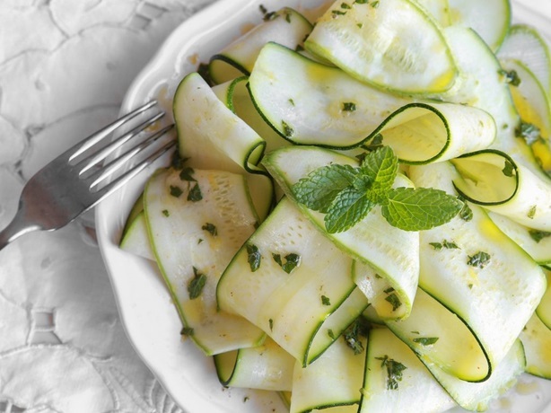 Salade de courgettes crues à la provençale 6qp7