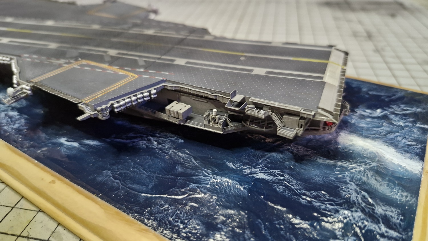 Porte-avions USS Midway CV-41 - Guerre du Golfe 1991 [Orange Hobby 1/700°] de Super-crouz - Page 2 Zjup