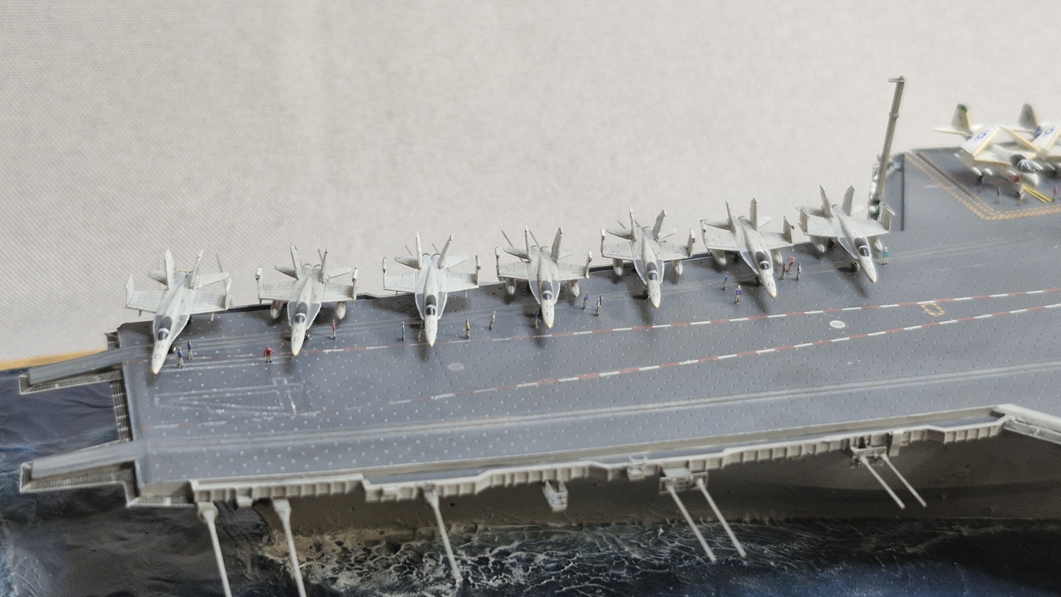 Porte-avions USS Midway CV-41 - Guerre du Golfe 1991 [Orange Hobby 1/700°] de Super-crouz - Page 2 Go90