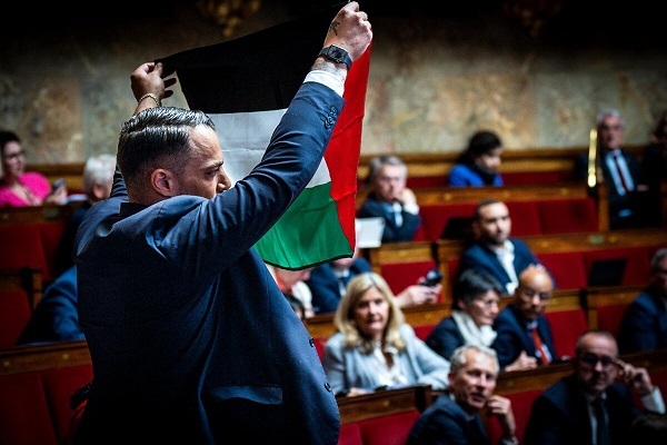 Le député LFI Delogu arrêté à Marseille pour infraction au code de la route U2j0