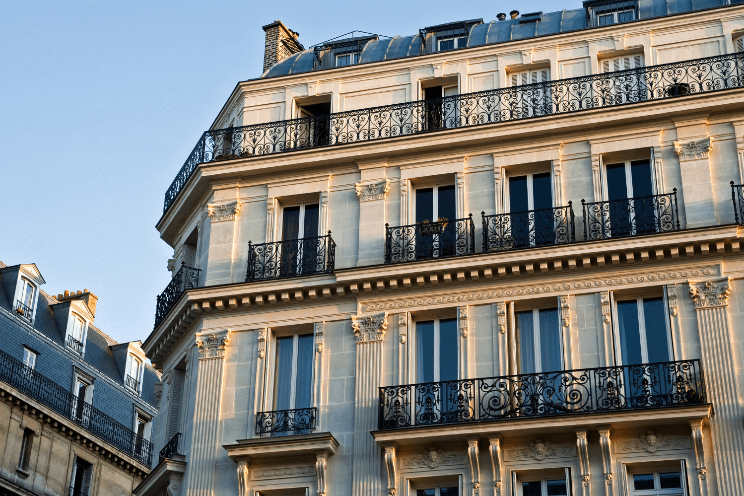 Immeuble haussmannien à Paris avec balcon