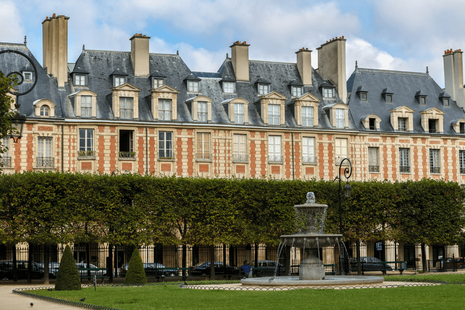 Emily in Paris - Place des vosges - Le Marais