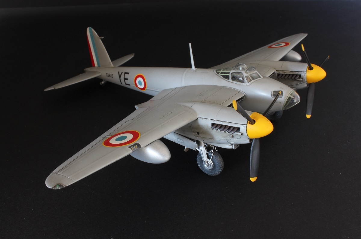 [Airfix] 1/72 - De Havilland Mosquito PR.XVI - L'avion d'Yves Ezanno 5g9h