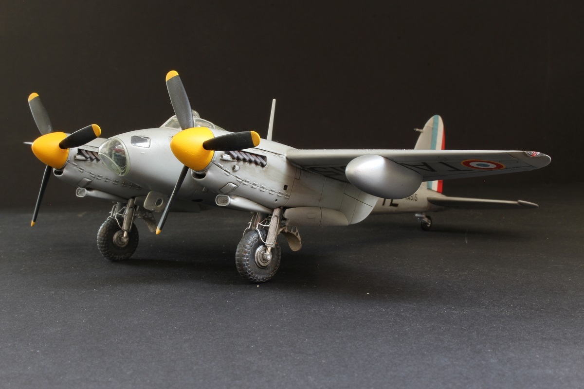 [Airfix] 1/72 - De Havilland Mosquito PR.XVI - L'avion d'Yves Ezanno 6b0q