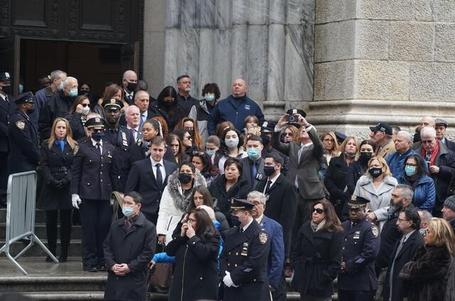 Les personnes ayant participé à la cérémonie sortent à leur tour de la Cathédrale Saint Jean le Baptiste