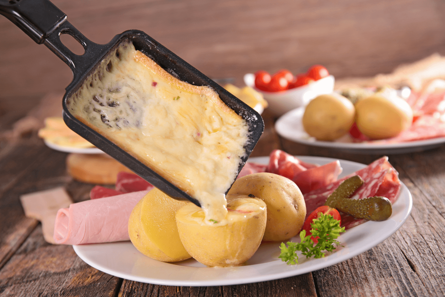 Raclette avec pommes de terre, jambon et cornichons 