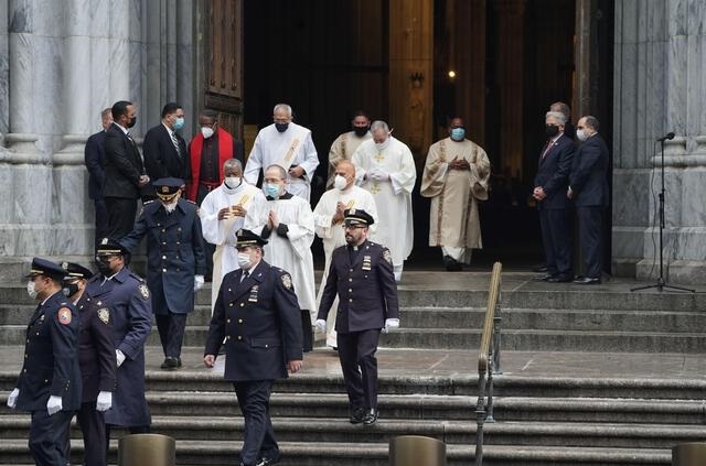 La procession religieuse commence à sortir de la Cathédrale Saint Jean le Baptiste