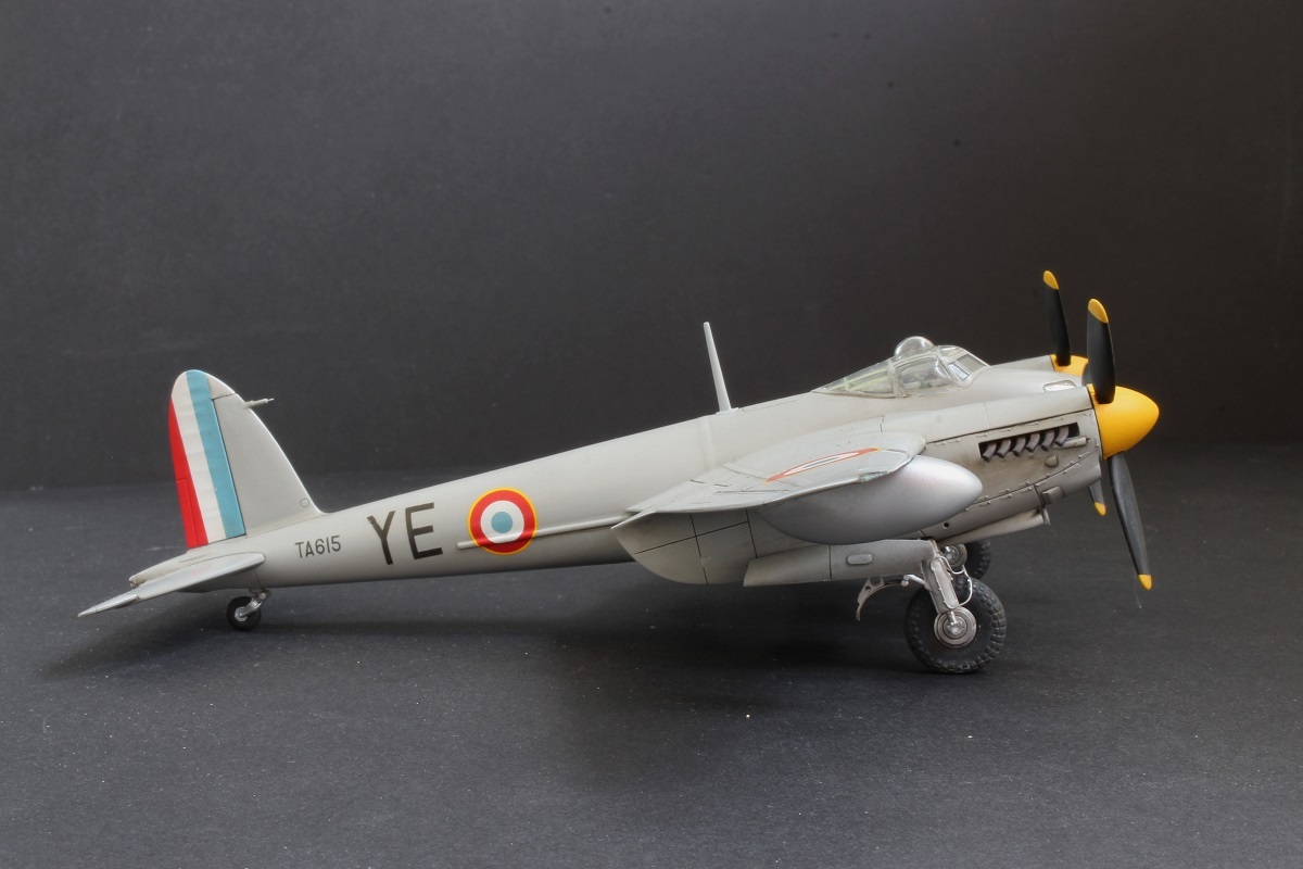 [Airfix] 1/72 - De Havilland Mosquito PR.XVI - L'avion d'Yves Ezanno Vzhd