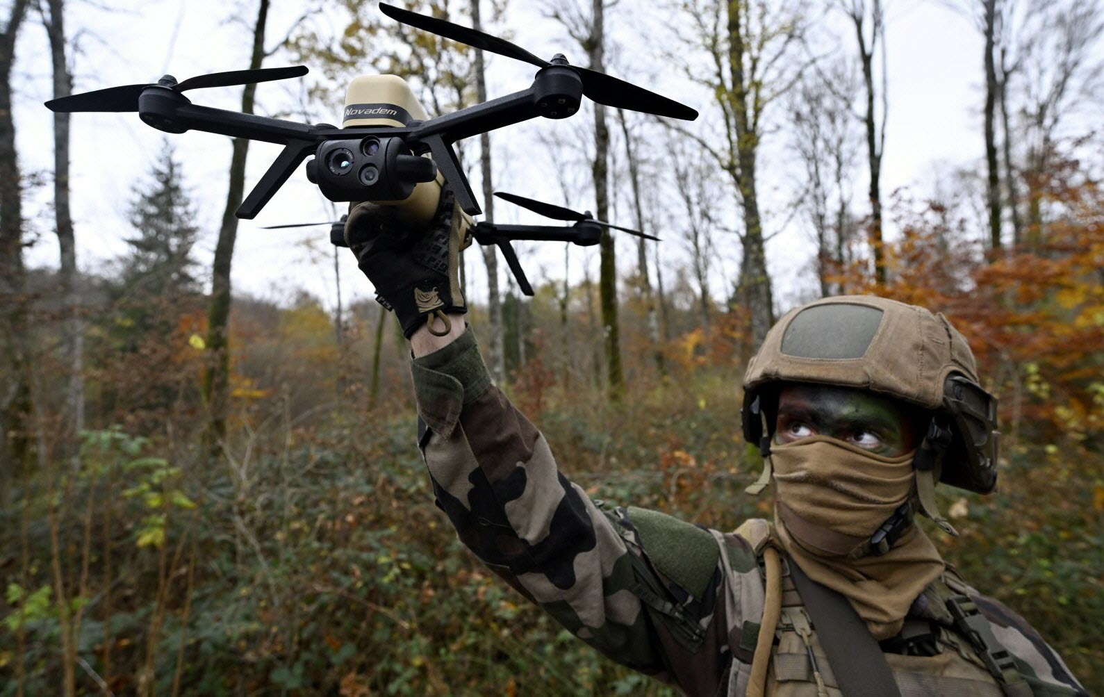 Drone de reconnaissance Tcharnove s'apportant à être lancé pour surveiller des zones suspectes