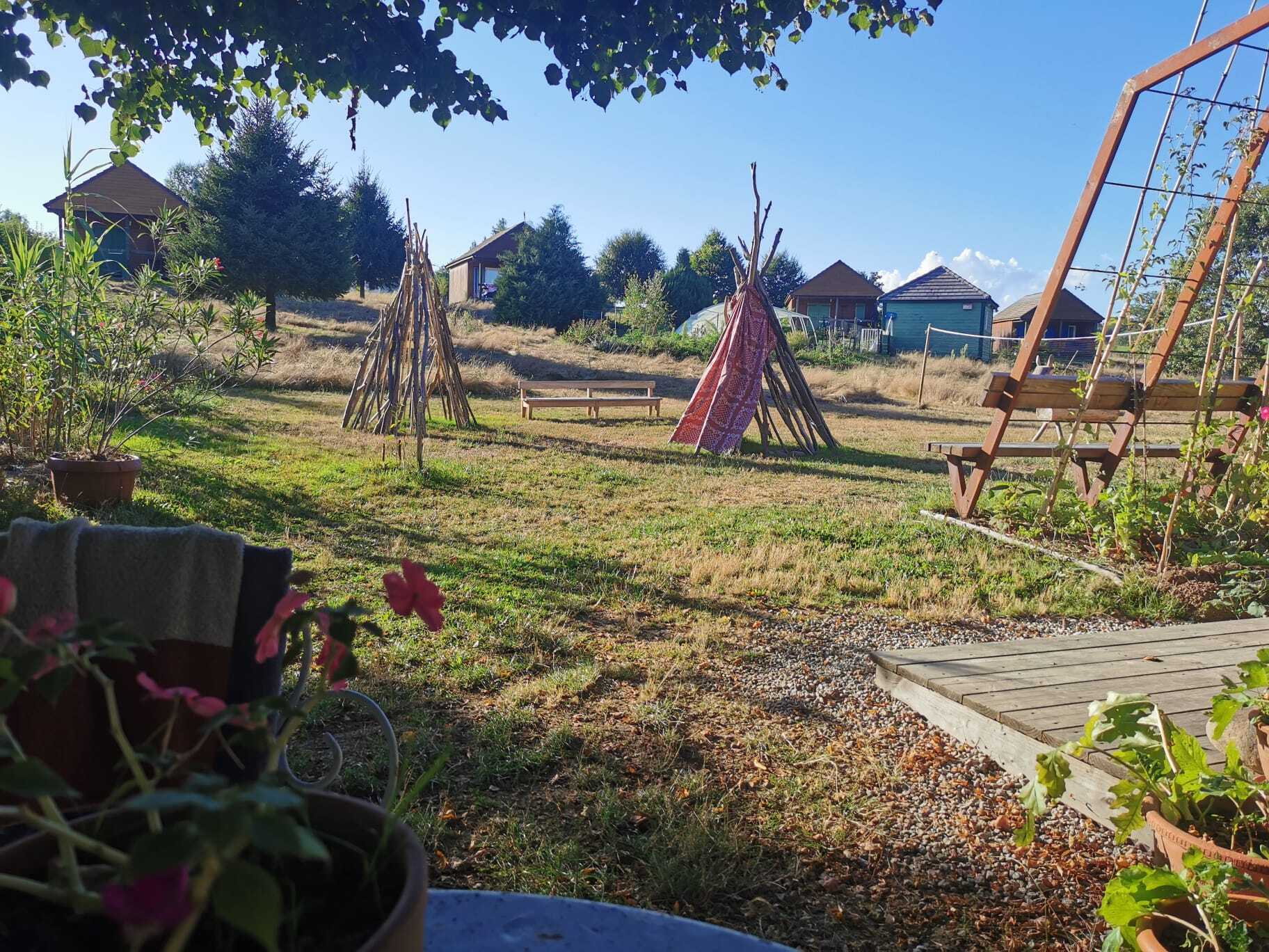 Cabanes en bois sur un terrain arboré, parfait pour les enfants