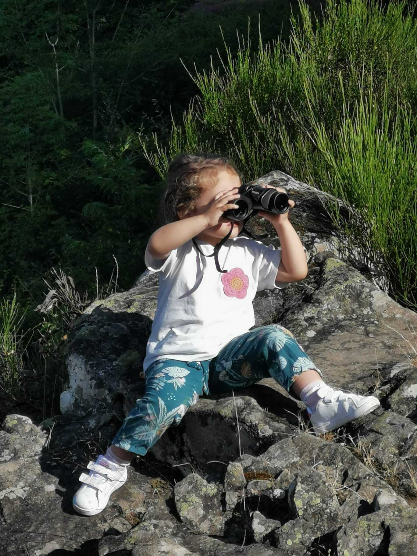 Un enfant observant la nature avec des jumelles