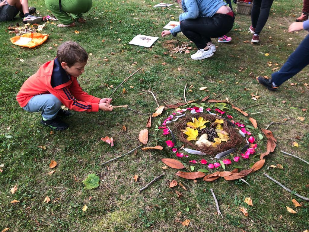 Un enfant réalisant une activité de land art au sol