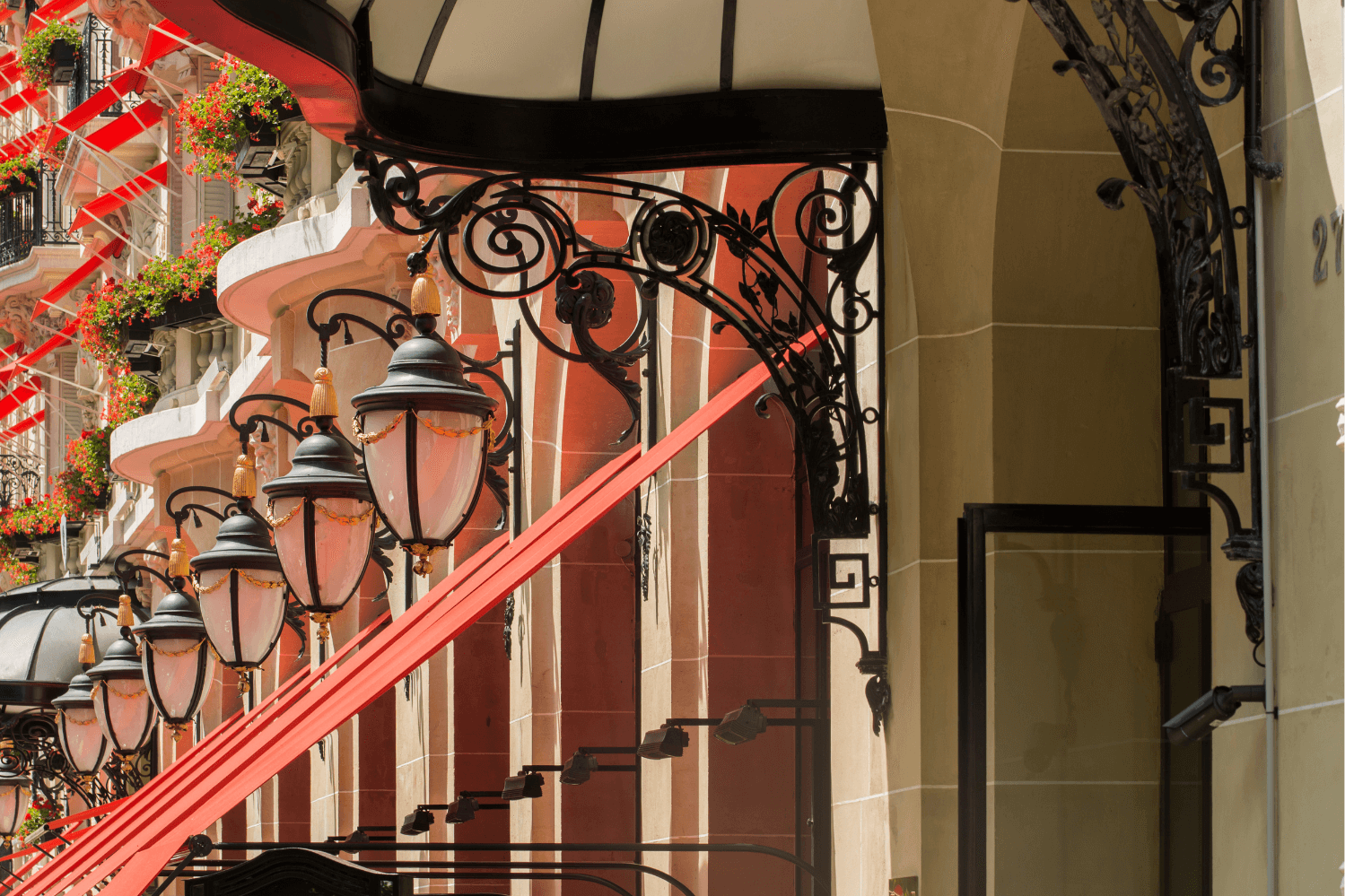 Hôtel Plaza Athénée sur l'Avenue Montaigne, dans le 8e arrondissement de Paris