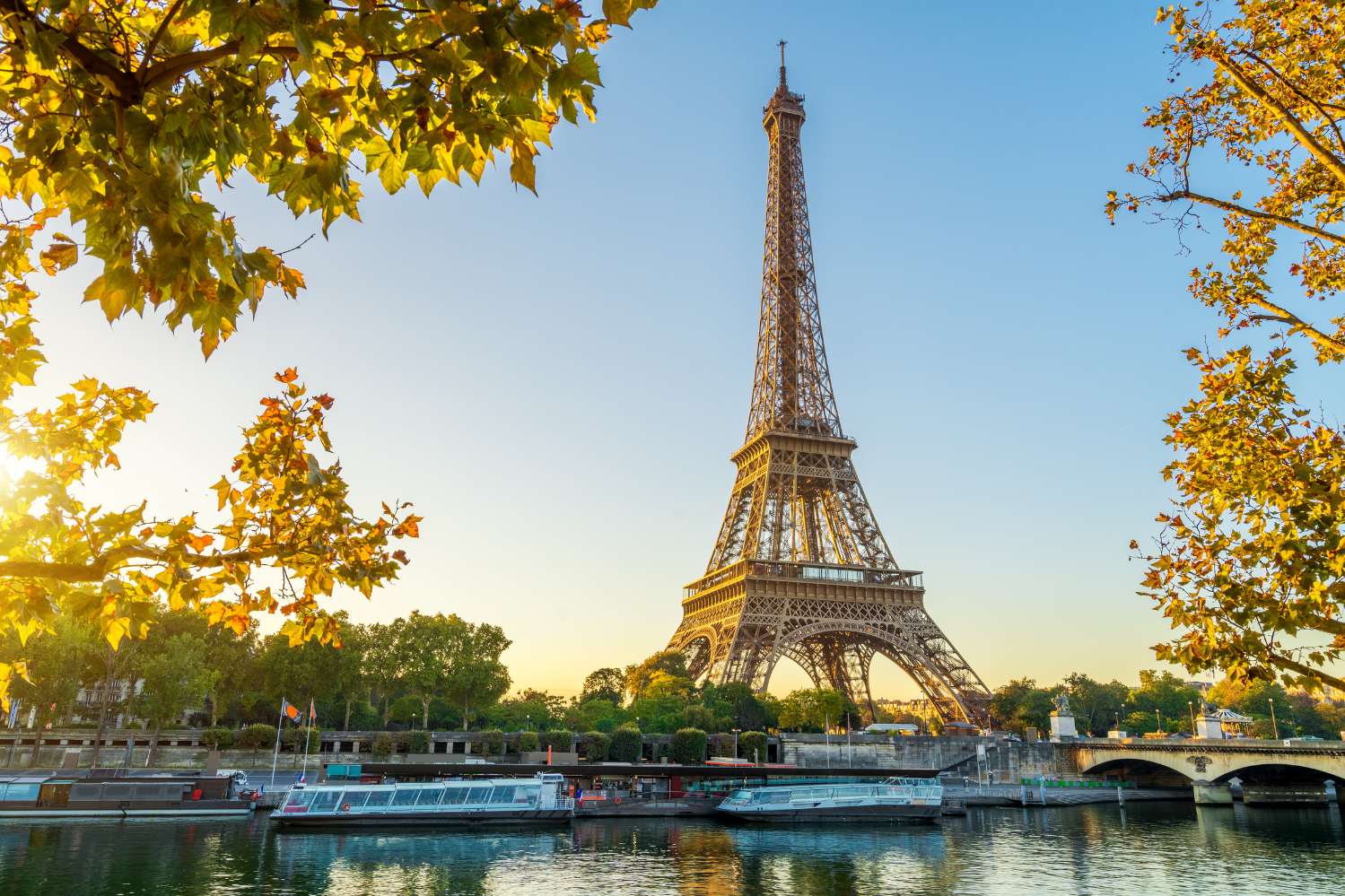 La Tour Eiffel dans une journée ensoleillée d’automne, au bord de la Seine.