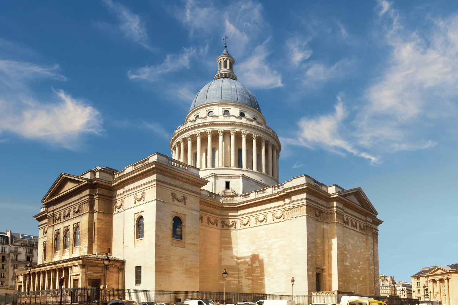 Le Panthéon à Paris, chef-d'œuvre d’architecture néoclassique avec son dôme emblématique, situé au cœur du Quartier Latin sous un ciel bleu éclatant.