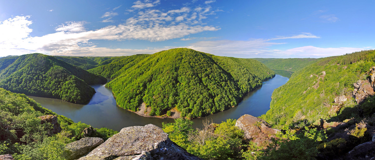 Vue panoramique de la confluence de la Dordogne et de la Sumène depuis le Belvédère de Gratte-Bruyère