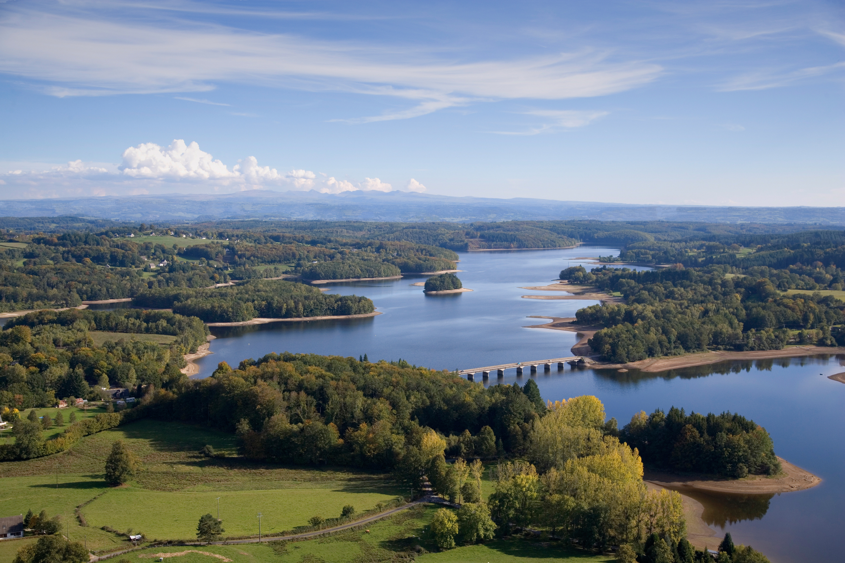 Lac de la Triouzoune à Neuvic vu d'avion