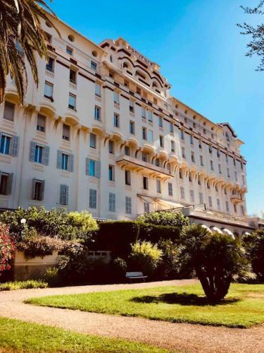 La petite demeure dans les Eaux-du-Fiongues // Palais de Provence, à Cannes
