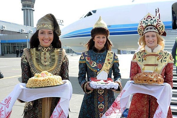 Jeunes femmes talars en tenues traditionnelles