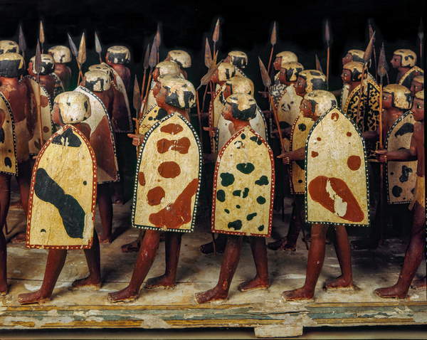 Maquette en bois de soldats égyptiens. Moyen Empire, XIe dynastie, vers 2000 av. J.-C. Maquette en bois de soldats égyptiens. Moyen Empire, XIe dynastie, vers 2000 av. J.-C.