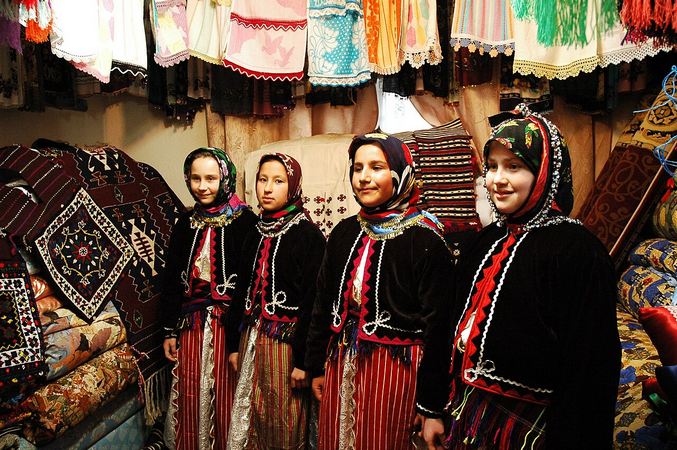 Des jeunes filles des diverses ethnies turciques du Talaristan dans leur tenue traditionnelle, Marché au Tapis de Täräqçan.