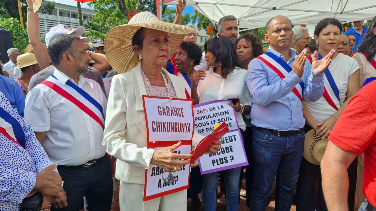 Elisabteh d'Almirante en tête pour dénoncer les dérives autoritaires de l'Olivier // Huguette Bello en manifestation à la Réunion.