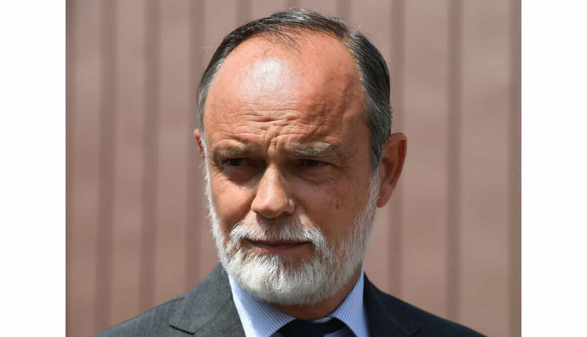 Charles des Bournos avec de la Bedaine, succeptible de changer... // Edouard Philippe, ancien Premier Ministre de la république.