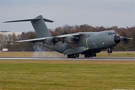 un avion de transport décolant de la base de Wanafu lors de la préparationd e l'exercice Enedia