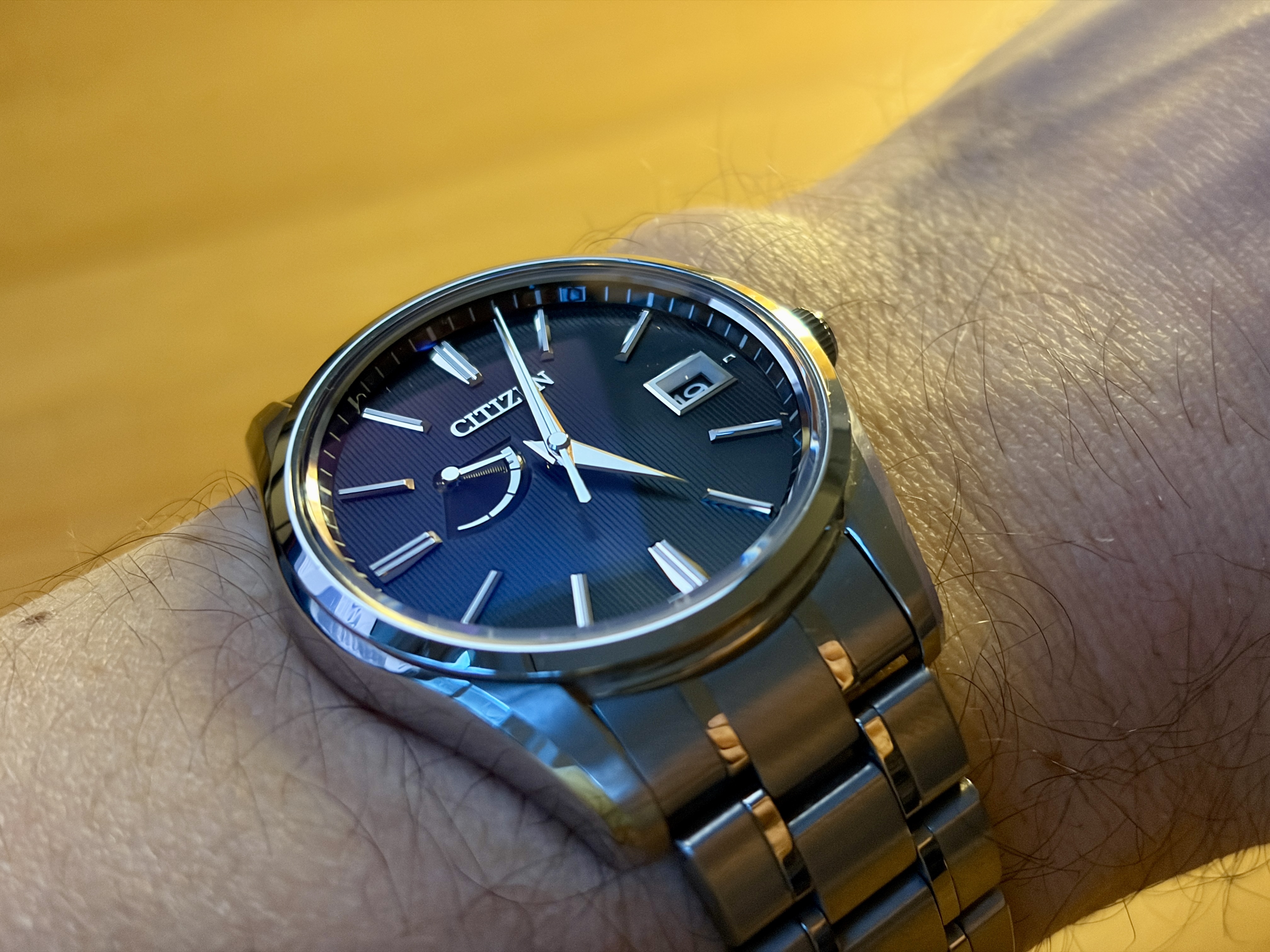 [Revue] Citizen AQ1020-51E - Page 4 Eenm