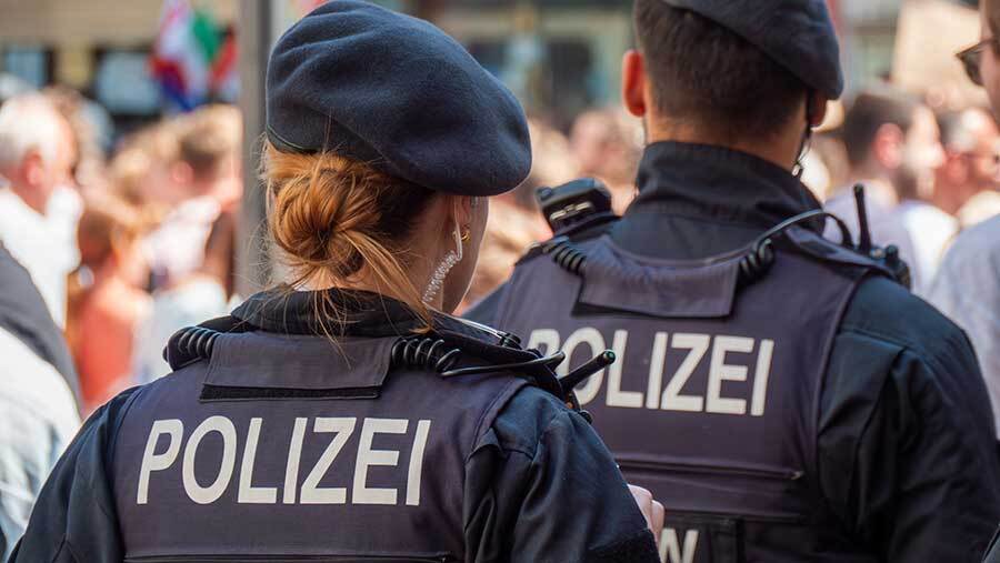 Policiers du Falkenberg // Image sortie de la Revue Etude traitant des différences entre la police d'Allemagne et la police française. Sujet très intéressant au demeurant, vous devriez y jeter un coup d'oeil !